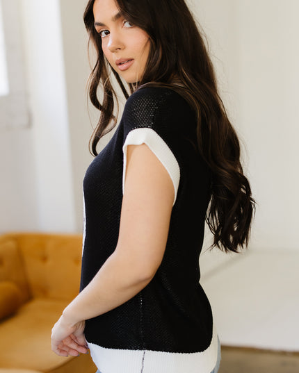 Goat Horse Shoe Pattern Contrast Trim Short Sleeve Sweater